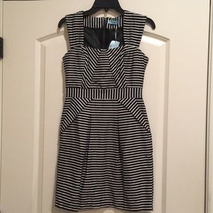 Fitted Sleeveless Black & White Dress with Pockets